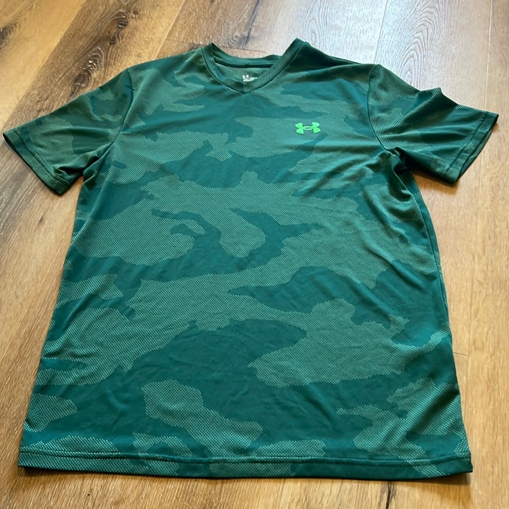 Men’s Under Armour Green Camo Medium Loose Fit Shirt